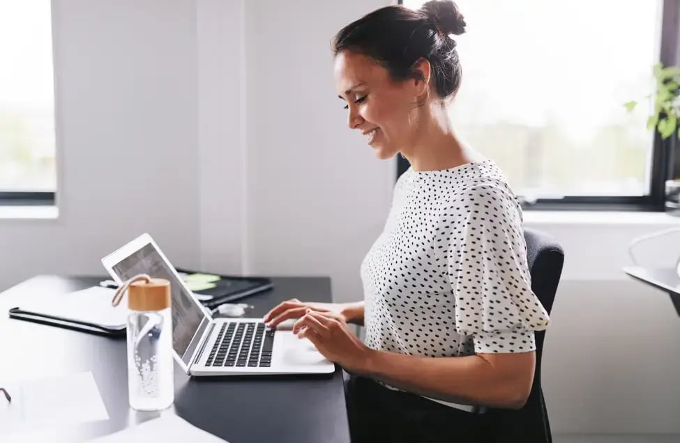 Une femme travaillant sur un ordinateur