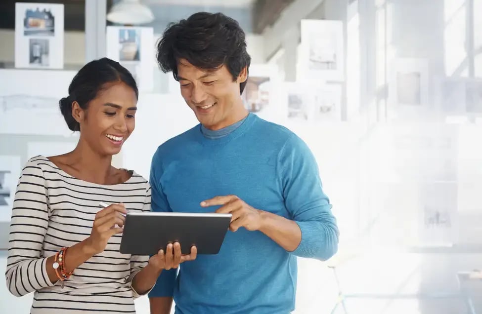 Deux personnes avec une tablette